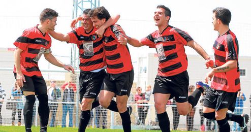 Los jugadores del Gerena celebran un gol durante el partido frente al San José. Los jugadores del Gerena celebran un gol durante el partido frente al San José.