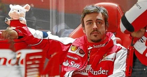 Fernando Alonso en el box de Ferrari en el circuito de Silverstone. Fernando Alonso en el box de Ferrari en el circuito de Silverstone.