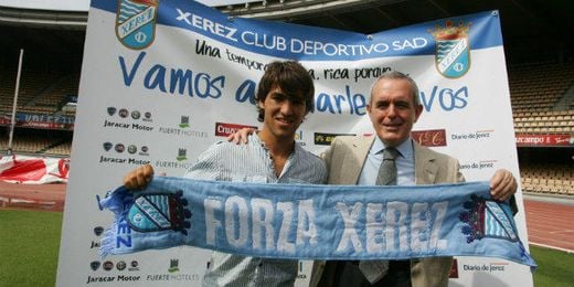 Israel Bascón junto al presidente del Xerez, Millán, durante la presentación del jugador. Israel Bascón junto al presidente del Xerez, Millán, durante la presentación del jugador.