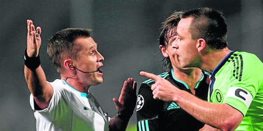 El árbitro Vladislav Bezborodov trata de dar explicaciones a Terry durante un partido de Champions entre el Chelsea y el Olympique de Marsella. El árbitro Vladislav Bezborodov trata de dar explicaciones a Terry durante un partido de Champions entre el Chelsea y el Olympique de Marsella.