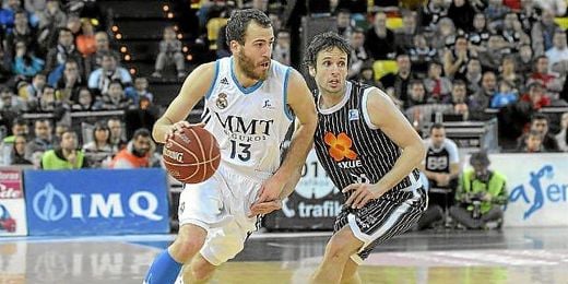 Raúl López en un partido contra el Real Madrid. Raúl López en un partido contra el Real Madrid.