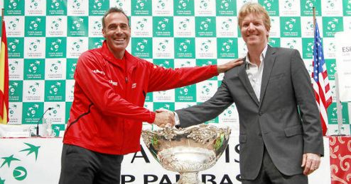 Álex Corretja (izquierda) posa junto a Jim Courier (derecha; capitán de EEUU) Álex Corretja (izquierda) posa junto a Jim Courier (derecha; capitán de EEUU)
