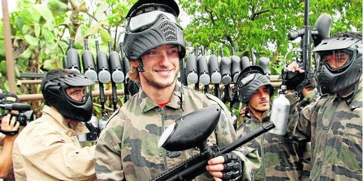 Rakitic, en la jornada de paintball. Rakitic, en la jornada de paintball.