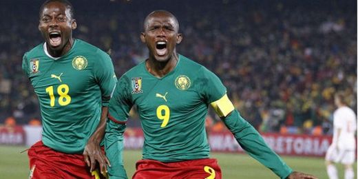Samuel Etoó celebrando un gol son la selección de Camerún. Samuel Etoó celebrando un gol son la selección de Camerún.