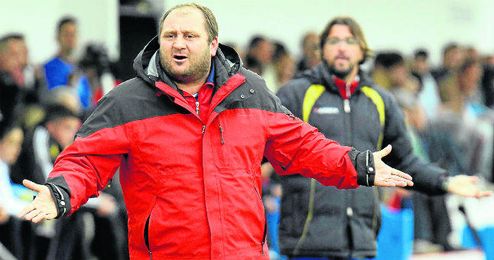 En la imagen, el técnico del Puebla, Chelu Bejarano protesta una acción durante un encuentro En la imagen, el técnico del Puebla, Chelu Bejarano protesta una acción durante un encuentro