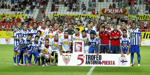 Sevilla y Deportivo de la Coruña posan en la última edición del Trofeo Antonio Puerta Sevilla y Deportivo de la Coruña posan en la última edición del Trofeo Antonio Puerta