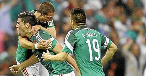 Los jugadores de México se abrazan a Jiménez celebrando el 2-1. Los jugadores de México se abrazan a Jiménez celebrando el 2-1.