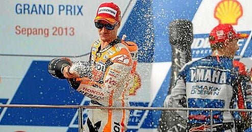 Pedrosa celebra su triunfo en el podio de Sepang. Pedrosa celebra su triunfo en el podio de Sepang.