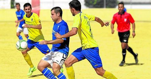 El delantero castillejano Fran Osuna trata de controlar el balón en un lance ante la Rociera. El delantero castillejano Fran Osuna trata de controlar el balón en un lance ante la Rociera.