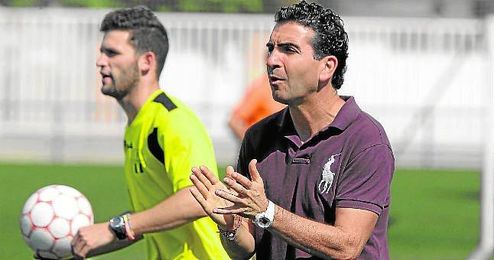 Manolo Corona, entrenador del Mosqueo, anima a sus jugadores durante el duelo ante el Ciudad Jardín. Manolo Corona, entrenador del Mosqueo, anima a sus jugadores durante el duelo ante el Ciudad Jardín.