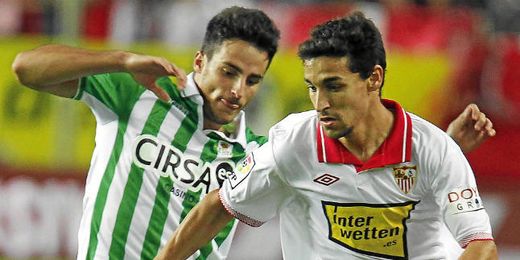 Jesús Navas y Juan Carlos pugnan en la banda en el último derbi del Pizjuán. Jesús Navas y Juan Carlos pugnan en la banda en el último derbi del Pizjuán.