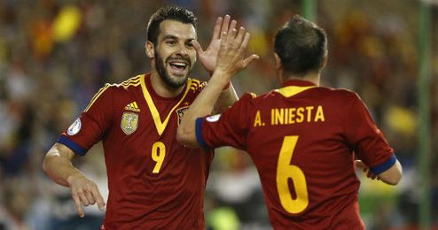 Negredo celebra un gol junto al albaceteño Andrés Iniesta en su propia tierra. Negredo celebra un gol junto al albaceteño Andrés Iniesta en su propia tierra.