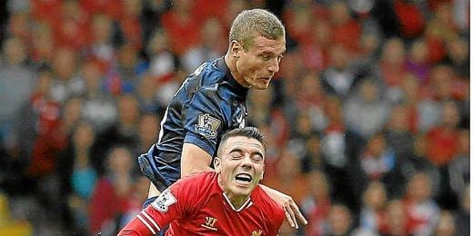 Aspas disputa un balón aéreo con Nemanja Vidic. Aspas disputa un balón aéreo con Nemanja Vidic.