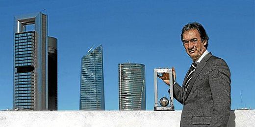 Javier Lozano posa con un trofeo réplica de los dos Mundiales logrados con España. Javier Lozano posa con un trofeo réplica de los dos Mundiales logrados con España.
