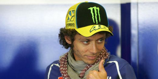 Valentino Rossi dando el "ok" a sus mecánicos. Valentino Rossi dando el "ok" a sus mecánicos.