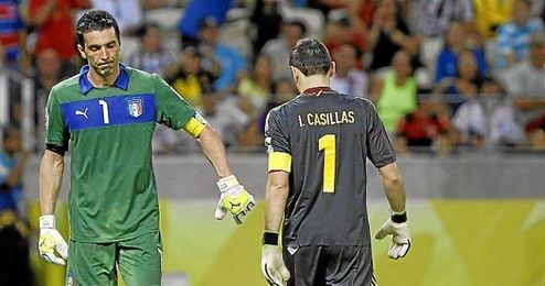 Buffon y Casillas durante la tanda de penaltis de la semifinal de la Copa Confederaciones entre España e Italia. Buffon y Casillas durante la tanda de penaltis de la semifinal de la Copa Confederaciones entre España e Italia.