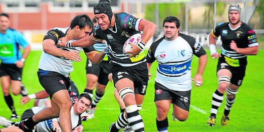 Un jugador del Cetransa El Salvador se zafa de los defensores del Cajasol. Un jugador del Cetransa El Salvador se zafa de los defensores del Cajasol.