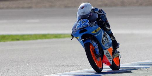 Rins en plena emoción de la carrera pasando por una recta. Rins en plena emoción de la carrera pasando por una recta.