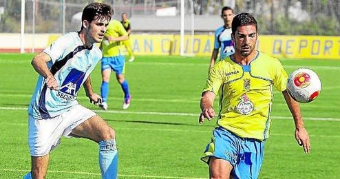 El cigarrero Zurita gana la posesión del balón durante el partido que disputó el San Juan ante la Lebrijana. El cigarrero Zurita gana la posesión del balón durante el partido que disputó el San Juan ante la Lebrijana.