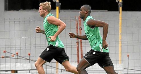 Perquis y Paulao, durante un entrenamiento del Betis. Perquis y Paulao, durante un entrenamiento del Betis.
