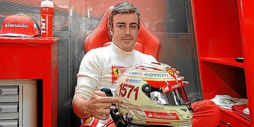 Fernando Alonso, en su ´box´ de Ferrari con el casco que conmemora su récord de 1571 puntos en la Fórmula Uno. Fernando Alonso, en su ´box´ de Ferrari con el casco que conmemora su récord de 1571 puntos en la Fórmula Uno.