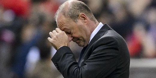 Mel se lamenta en la banda del Vicente Calderón. Mel se lamenta en la banda del Vicente Calderón.