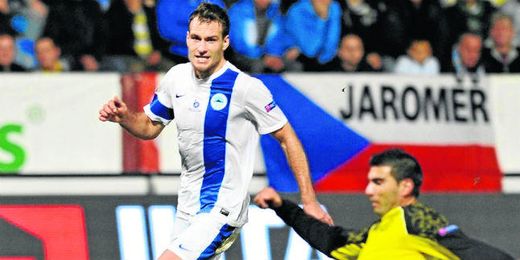 Reyes pugna un balón en el partido ante el Slovan del pasado jueves. Reyes pugna un balón en el partido ante el Slovan del pasado jueves.