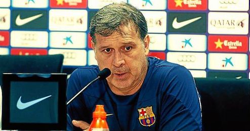 El técnico del FC Barcelona, ´Tata´ Martino, durante una rueda de prensa. El técnico del FC Barcelona, ´Tata´ Martino, durante una rueda de prensa.
