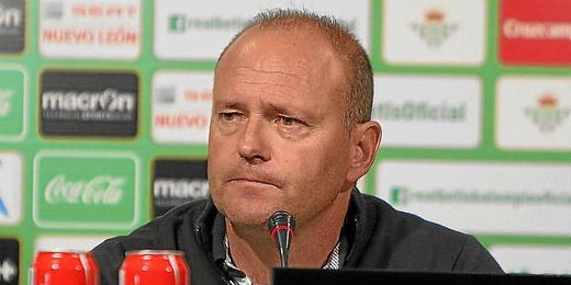 Pepe Mel, ayer en la sala de prensa del Benito Villamarín durante la rueda de prensa que él mismo convocó. Pepe Mel, ayer en la sala de prensa del Benito Villamarín durante la rueda de prensa que él mismo convocó.