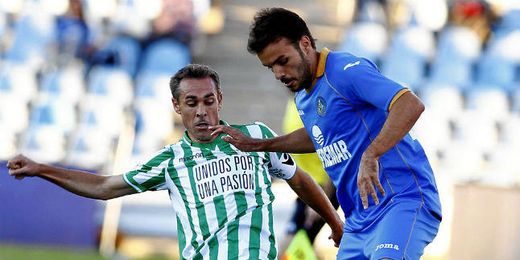 Nacho pugna un balón con Pedro León en el Getafe-Betis. Nacho pugna un balón con Pedro León en el Getafe-Betis.