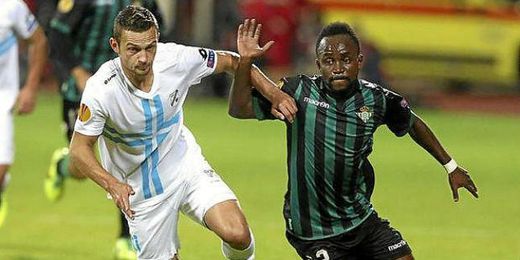 Cedrick pugna con un futbolista del Rijeka en un encuentro de la Europa League. Cedrick pugna con un futbolista del Rijeka en un encuentro de la Europa League.