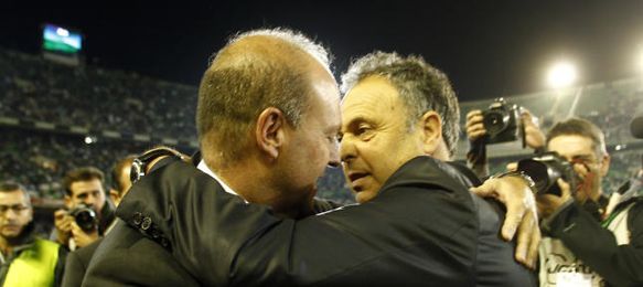 Caparrós abraza a Mel en el Betis-Levante de ayer. Caparrós abraza a Mel en el Betis-Levante de ayer.