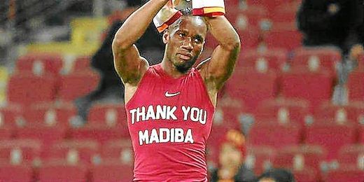 Drogba posa con una camiseta en la que se lee ´Gracias Madiba´ Drogba posa con una camiseta en la que se lee ´Gracias Madiba´