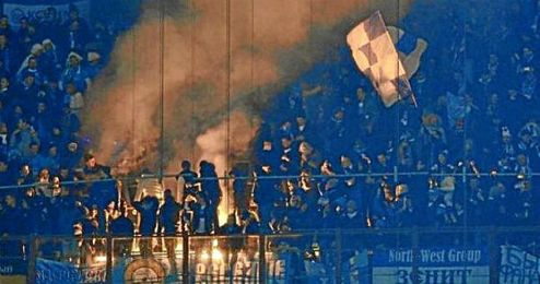 Aficionados del Zenit San Petersburgo durante un partido. Aficionados del Zenit San Petersburgo durante un partido.