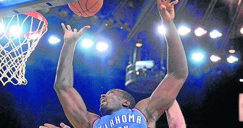 Serge Ibaka en el partido de anoche en una acción de ataque. Serge Ibaka en el partido de anoche en una acción de ataque.