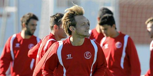 Rakitic, durante un entrenamiento con el Sevilla. Rakitic, durante un entrenamiento con el Sevilla.