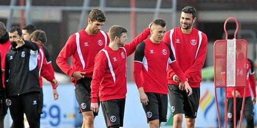 Cheryshev recibe el cariño de sus compañeros de equipo tras su vuelta a los entrenamientos. Cheryshev recibe el cariño de sus compañeros de equipo tras su vuelta a los entrenamientos.