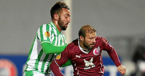Nono pugna con Karadeniz por un balón. Nono pugna con Karadeniz por un balón.