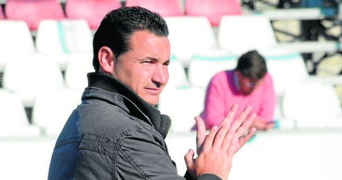 El técnico David Sánchez aplaude a sus jugadores durante un lance del encuentro entre el Écija y el Sevilla Atlético. El técnico David Sánchez aplaude a sus jugadores durante un lance del encuentro entre el Écija y el Sevilla Atlético.