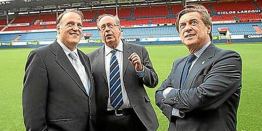 Vizay junto a Tebas y el presidente Archanco Vizay junto a Tebas y el presidente Archanco