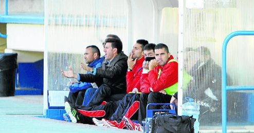 En la imagen, Diego Román, entrenador del Cabecense, dando instrucciones a su equipo a viva voz, En la imagen, Diego Román, entrenador del Cabecense, dando instrucciones a su equipo a viva voz,