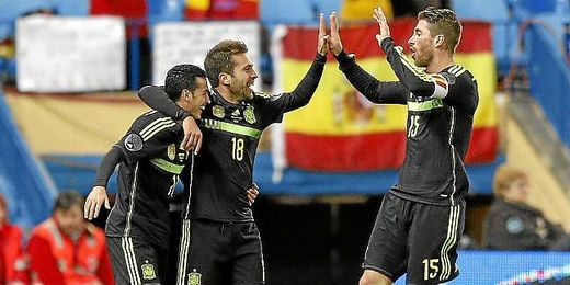 Los internacionales españoles Pedro,Alba y Ramos frente a Italia celebrando un gol Los internacionales españoles Pedro,Alba y Ramos frente a Italia celebrando un gol