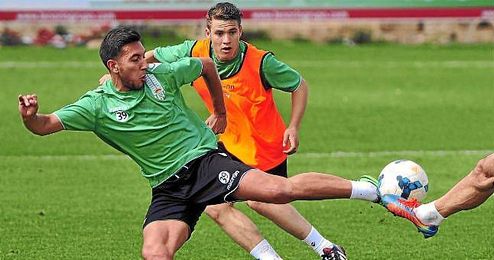 Los canteranos Varela y Juanma podrían entrar en el once. Los canteranos Varela y Juanma podrían entrar en el once.