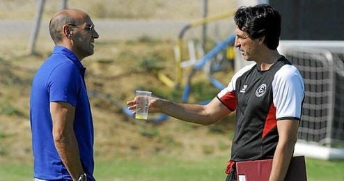 Monchi y Unai Emery conversan durante un entrenamiento del Sevilla. Monchi y Unai Emery conversan durante un entrenamiento del Sevilla.