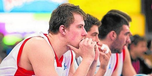 El banquillo del Cajasol durante el partido del pasado fin de semana frente al Laboral Kutxa en el Buesa Arena de Vitoria. El banquillo del Cajasol durante el partido del pasado fin de semana frente al Laboral Kutxa en el Buesa Arena de Vitoria.