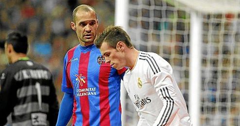 Juanfran, junto a Bale en el Real Madrid-Levante. Juanfran, junto a Bale en el Real Madrid-Levante.