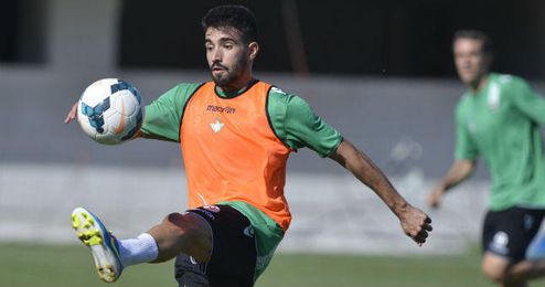 Chuli controla el balón durante un entrenamiento. Chuli controla el balón durante un entrenamiento.