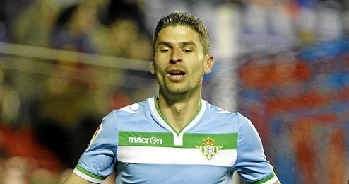 Salva celebra el primer gol del Betis ante el Levante. Salva celebra el primer gol del Betis ante el Levante.