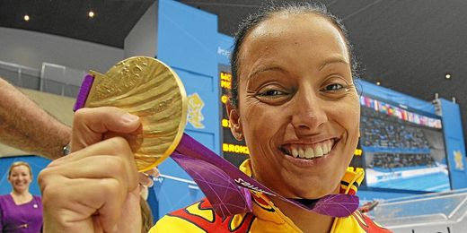 Teresa Perales con uno de sus 6 oros en Londres 2012. Teresa Perales con uno de sus 6 oros en Londres 2012.