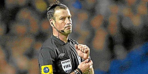 Mark Clattenburg dirigiendo un partido de la Premier. Mark Clattenburg dirigiendo un partido de la Premier.